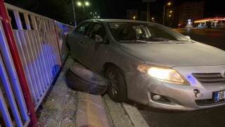 Bariyerlere çarpan otomobilin tekerleği fırladı: 2 yaralı