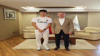 Başkan Büyükakın, İzmitli şampiyonu kutladı