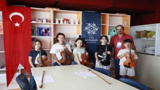 Başkan Çerçioğlu ile Aydınlı minikler keman öğreniyor