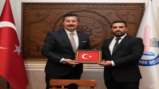 Başkan Ercan Özel ülkücü gençlikle omuz omuza
