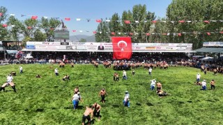 Başkan Pütün pehlivanları Seydikemer er meydanında yalnız bırakmadı