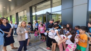 Başkan Tatık kırsaldaki çocukların yüzme öğrenmesini sağlıyor