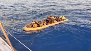 Batmak üzere olan lastik bottan 13ü çocuk 43 göçmen kurtarıldı