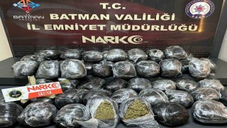 Batmanda durdurulan iki otomobilden kilolarca uyuşturucu çıktı: 4 tutuklama