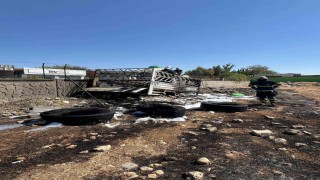 Batman‘da kamyonet römorkunda bulunan lastiklerle yandı