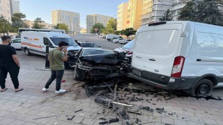 Batmanda otomobil ile minibüs çarpıştı: 1 yaralı