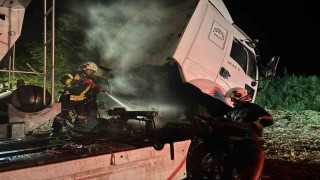 Batmanda park halindeki tır yandı