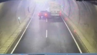 Batmanda tıra çarpan pikap hurdaya döndü: 1 yaralı