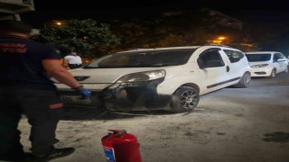 Batmanda yanan otomobili vatandaşlar söndürdü