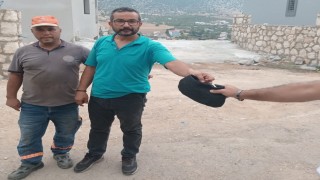 Belediye görevlilerinden örnek davranış buldukları cüzdanı sahibine teslim ettiler