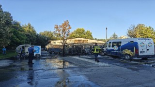 Belediyenin temizlik araçları küle döndü