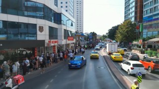 Beşiktaşta gece yarısı sıraya girdiler: Hediye çeki için 8 saat kuyrukta beklediler