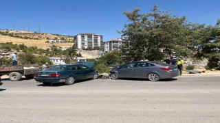 Besnide 2 otomobil kafa kafaya çarpıştı: 2 yaralı