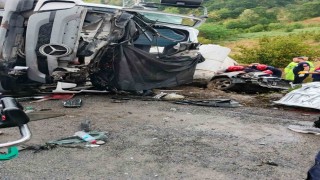 Beton mikseri otomobilin üzerine devrildi: 1 ölü, 1 yaralı