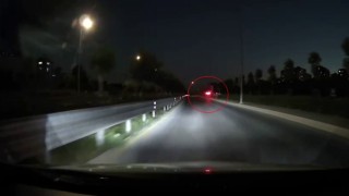 Beylikdüzünde aracıyla tehlikeli hareketler yapan maganda boş arsaya uçtu