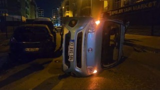 Beylikdüzünde otomobil ile çarpışan hafif ticari araç yan yattı