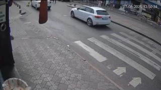 Beyoğlunda otomobilin dede ve torununa çarptığı kaza kamerada