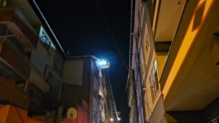 Beyoğlunda patlama sonrası evin çatısı alevlere teslim oldu