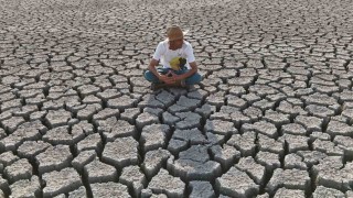 Beyşehir Gölünde sular çekilince adalara motorla ve yürüyerek yolculuk başladı