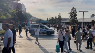 Bıçakla geldi tek yumrukta yere serdi...O anlar kamerada