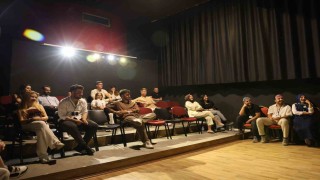 Bilet alan seyirci, bu kez oyuna dahil oldu