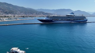 Bin 924 yolcu 734 mürettebatlı dev gemi Alanyaya demir attı