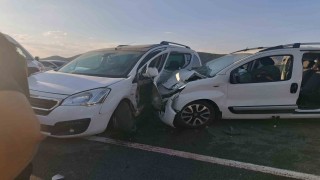 Bingölde iki hafif ticari araç çarpıştı: 11 yaralı