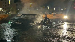 Bingölde lüks araç yanarak kullanılamaz hale geldi