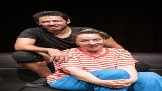 Binnur Kaya ve Mert Fırat, Açık Aile oyununu sahneleyecek