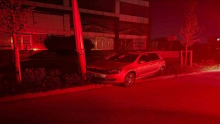 Bir hafta içinde aynı yerde ikinci kaza: Elektrik direğine çarptı