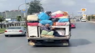 Biri kendini kamyonette iple bağladı, diğeri kamyonette hamak keyfi yaptı