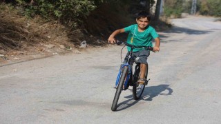 Bisiklet alma hayaliyle su satan 9 yaşındaki çocuk, hayırseverlerin hediye ettiği bisikletiyle ilk pedalını çevirdi