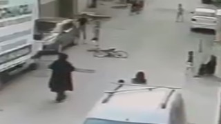 Bisikletiyle kontrolden çıkan çocuk otomobile çarptı, kaza anı kamerada