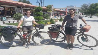 Bisikletleriyle Türkiye turu yapan Kanadalı ikili Karapınarda