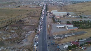 Bitlis-Tatvan kara yolunda kilometrelerce araç kuyruğu oluştu