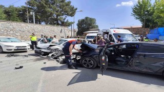 Bitliste otomobiller çarpıştı: 10 yaralı