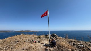 Bodrum Belediyesi kent genelinde yıpranmış bayrakları yeniliyor