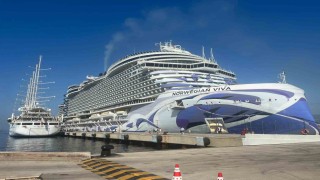 Bodruma 2 yolcu gemisi demirledi