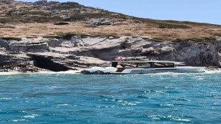Bodrumda arıza yapan tekne Çatal Adasına oturdu, 3 kişi kurtarıldı