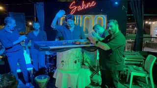 Bodrumda sanatçı baskılara dayanamayıp davulunu kırarak sahneyi bıraktı