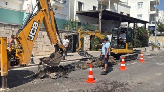 Bodrumda su hattı patladı, işyeri ve depo sular altında kaldı