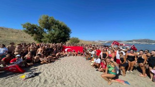 Bodrumdan adaya yüzerek Zafer Bayramını kutladılar