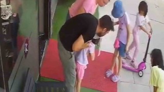 Boğazına şeker kaçan çocuğu kuaför heimlich manevrasıyla kurtardı