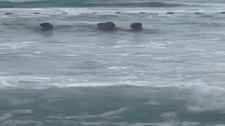 Boğulma tehlikesi yaşayan 2 kız çocuğunun kurtarılma anları kamerada