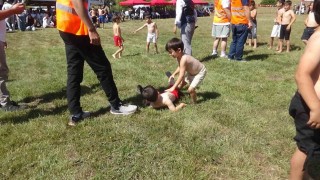 Bölgenin son Hacet Bayramında miniklerin güreşleri eğlenceli anlara sahne oldu