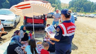 Bolu jandarması vatandaşı bilgilendirdi, hediye dağıttı