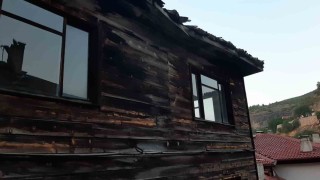 Boluda 3 katlı evin çatı katında çıkan yangın söndürüldü