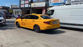 Boluda alkollü yolcu, taksi şoförüne kurusıkı silah çekti