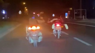 Boluda D-100de motosikletin üstünde yatarak tehlikeli yolculuk yapan magandalar kamerada