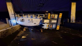 Boluda tanker gişelere çarpıp devrildi: 1 yaralı
